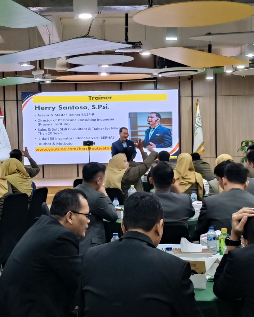 Herry Santoso memfasilitasi pelatihan corporate